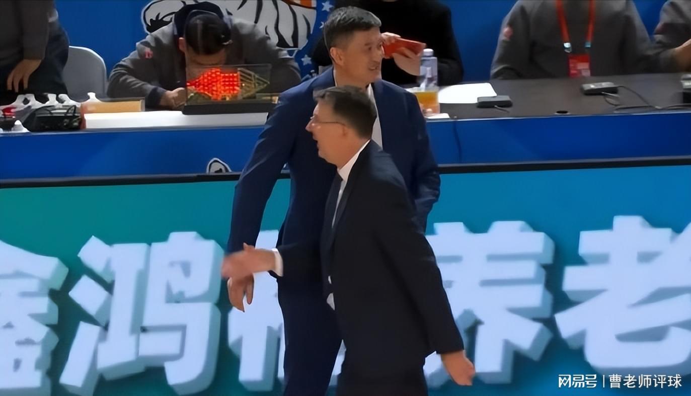 优直播官网-领先18分都能输!杜锋的“老寒腿组合”,到底在想什么?