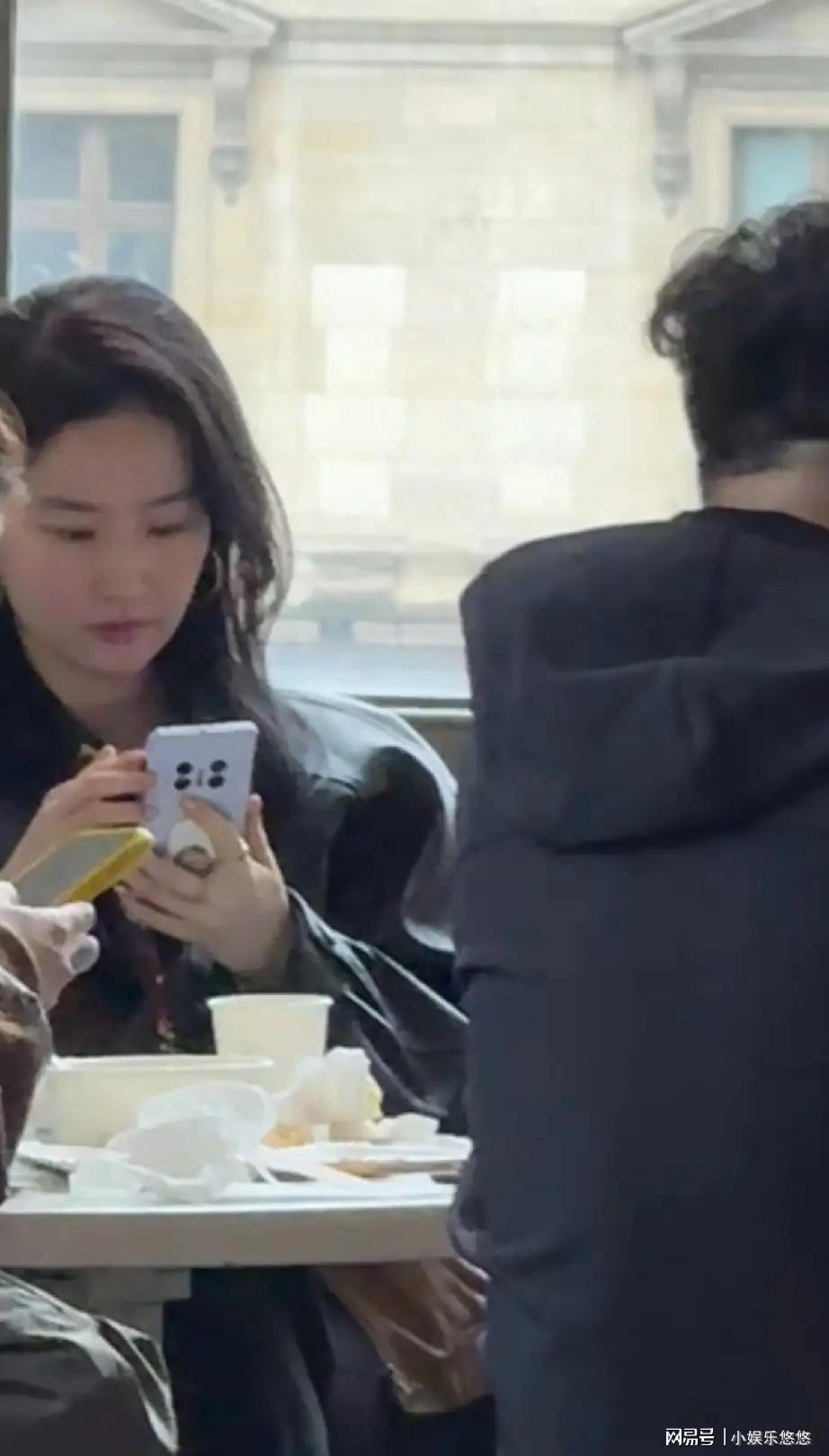 优直播下载网址-路人镜头下的刘亦菲胖到不忍直视,手指头跟小柱子似的,好雷人!